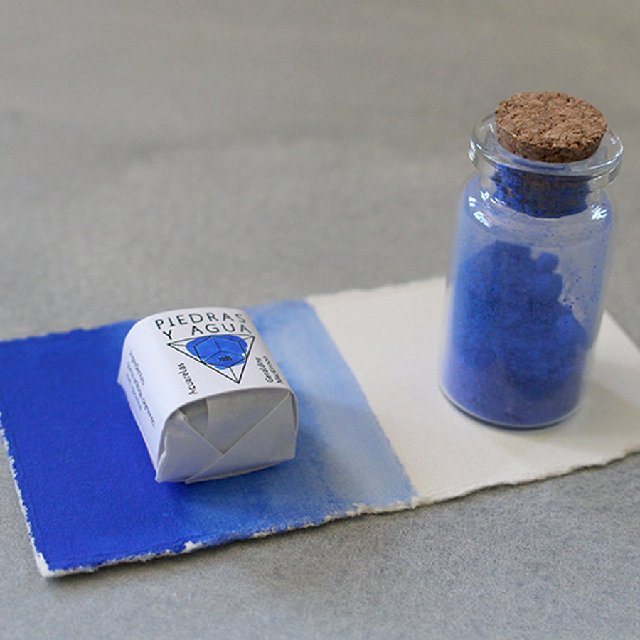 pastilla azul acuarela en formato medio pan de Piedras y Agua y frasco de pigmento