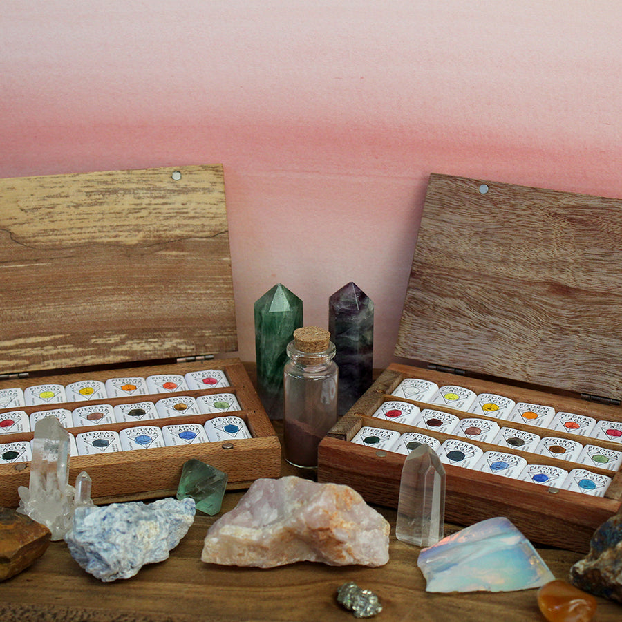 Piedras y Agua - set de acuarelas profesionales de 18 colores medio pan en caja de madera. Colores minerales naturales